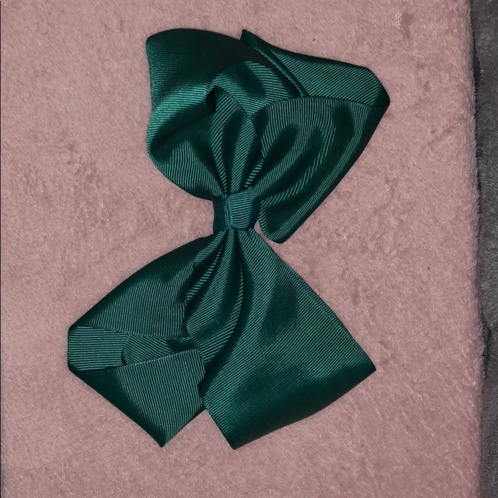 Green hair bow with clip 💚